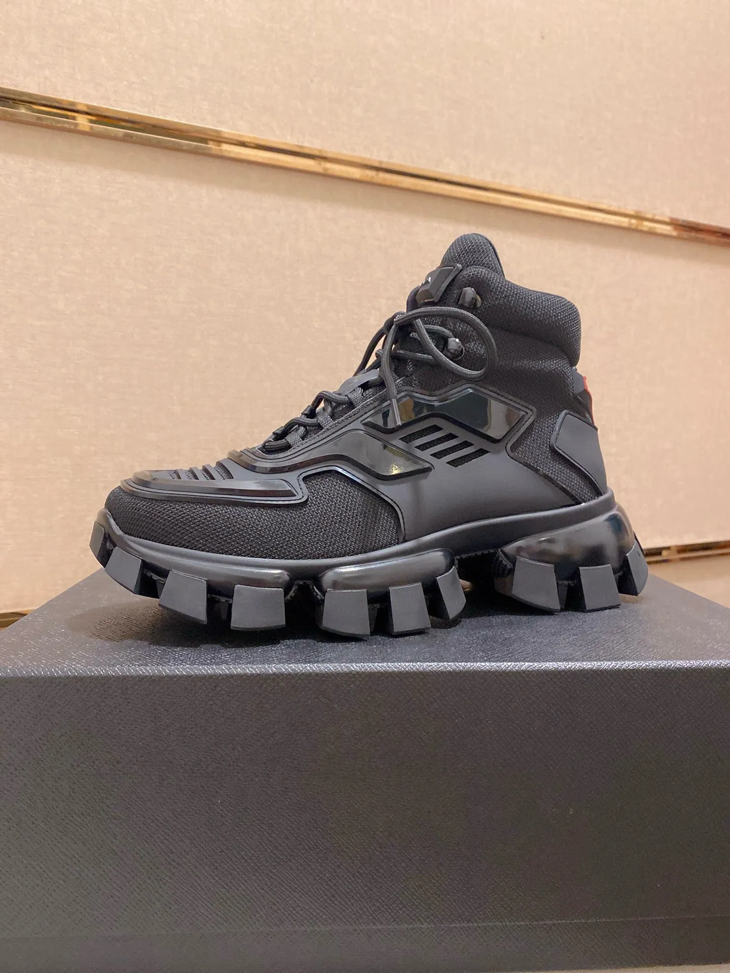 Men's shoes 💰 660💰 ✔️✔️✔️High version for couples 👫 High-quality new PRADA (Prada) counters are launched simultaneously, new men's shoes, 😘fabrics are selected from first-layer cowhide. Lining: imported elastic mesh➕cowhide lining. 👍🏿High-end☄️Open-molded non-slip rubber outsole, exquisite lines, simple and elegant, comfortable and high-end for leisure travel. Number of yards: 35 to 44. Can be customized: 45 46 yards